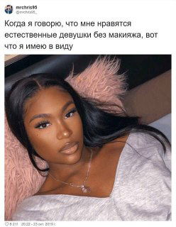 Портрет девушки с ухоженным лицом и длинными тёмными волосами, лёгкий макияж и мягкий фон — иллюстрация естественной эстетики.