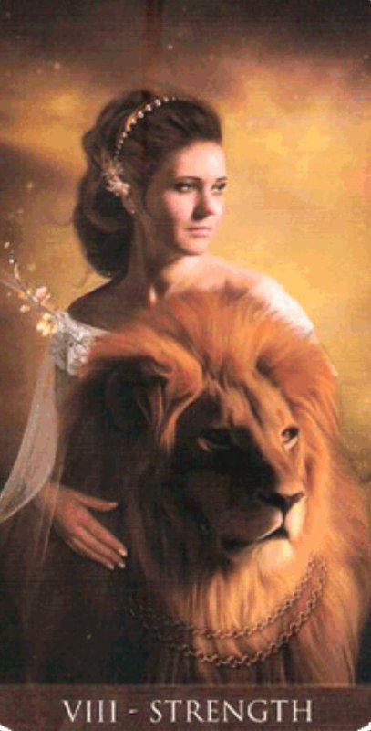 Портретная версия аркана «Сила»: спокойная женщина рядом с крупным львом в тёплых тонах, подчёркивающая эмоциональную поддержку и взаимность.