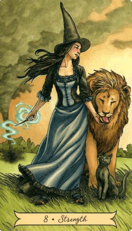 Альтернативная колода: женщина в шляпе-колдунье с посохом идёт рядом с львом над тревожным пейзажем — образ воли, влияния и руководства.