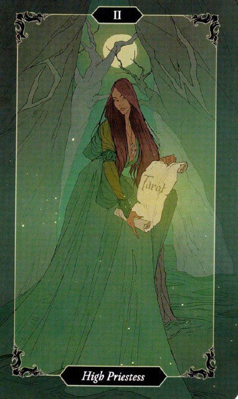 Современная иллюстрация карты «Жрица»: фигура в зеленом одеянии на фоне лунного света, свиток и таинственная атмосфера, акцент на интуиции.