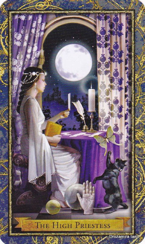 Иллюстрация карты Таро «Жрица» у окна при лунном свете: книга, свечи и элементы домашнего алтаря, атмосфера уединения и исследования тайн.