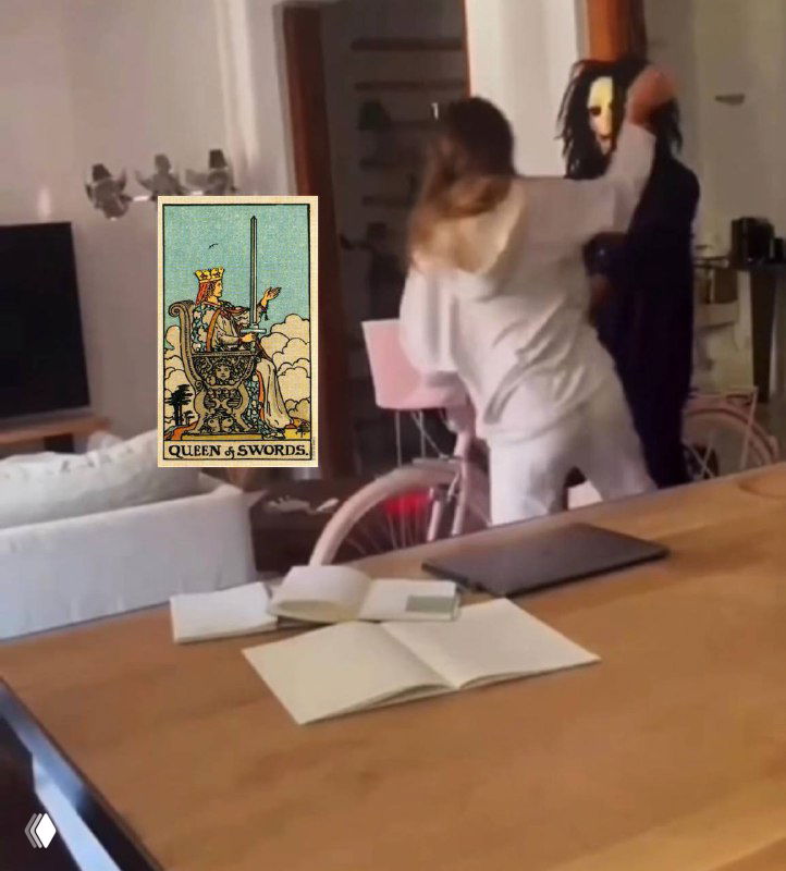Домашняя сцена с человеком в маске/плаще, резкое движение назад; на изображении наложена карта «Королева мечей», виден стол с тетрадями и велосипед на заднем плане.