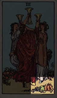 Фрагмент карты «3 Кубков» из Уэйта: три танцующие фигуры, у их ног тыква и плоды — визуальные образы изобилия, плодородия и празднования урожая.