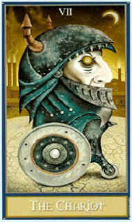 Иллюстрация карты «The Chariot»: сюрреалистический образ в шлеме и щитом, лунный мотив на фоне, акцент на характерной маске колесничего.
