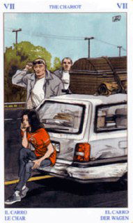 Современная карта Колесница: сцена с людьми у автомобиля и фигурой на переднем плане, метафора движения и победы в повседневной среде.