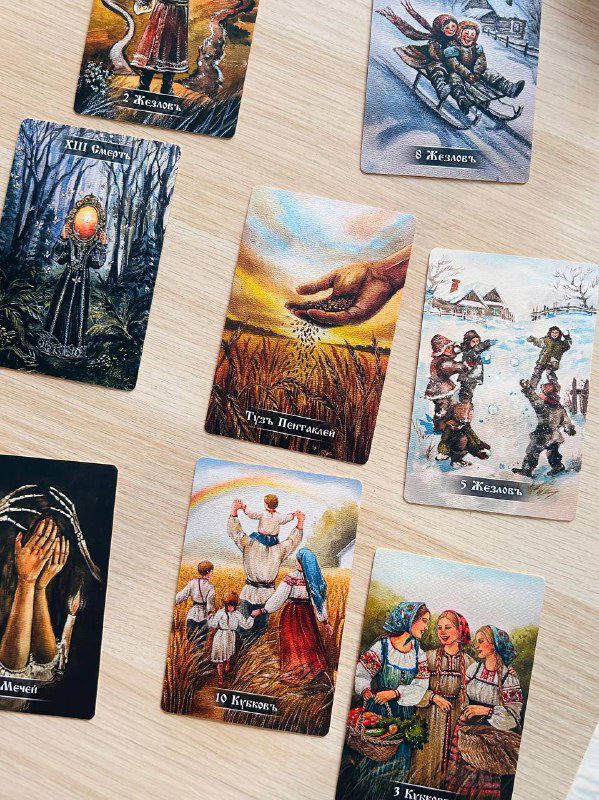 Разложенные карты с мотивами жатвы и сельской жизни: контраст тёплых и холодных тонов, иллюстративный подход к изображению арканов.