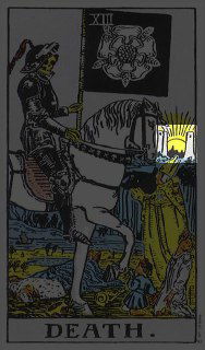 Карта Таро «Смерть» (XIII): всадник с чёрным знаменем на фоне пейзажа и фигур, символ трансформации, конца и нового начала в жизни.