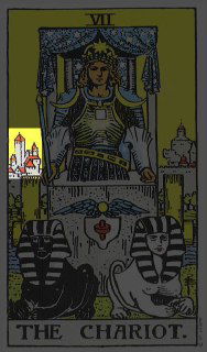Карта Таро «Колесница» (VII): воин на колеснице между колоннами и городом, символ борьбы, воли и преодоления препятствий для движения вперёд.