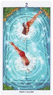Карта «2 пентаклей» (78 Дверей): два ныряющих человека в красных купальниках в воде, расходящиеся круги образуют лемнискату.