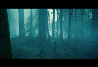 Туманный лес с двумя человеческими силуэтами на расстоянии друг от друга; мрачная, атмосферная сцена, напоминающая кадр из «Сумерек».