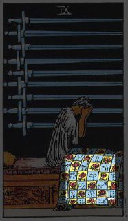 Карта «9 Мечей»: фигура сидит на кровати с опущенной головой, накрыта одеялом с узором знаков зодиака; образ ночного кошмара и временной тревоги.