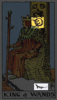 Карта Король Жезлов: король на троне с жезлом; у его ног саламандра и изображение саламандры на троне — символ огня, лидерства и смелости.