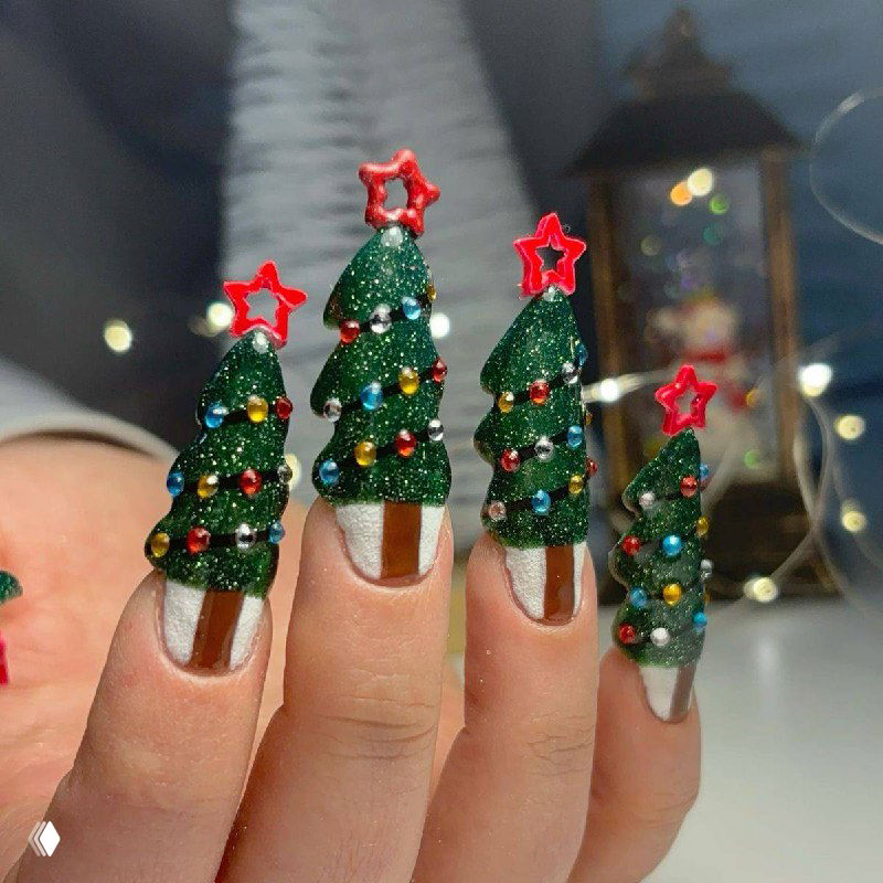 Праздничный маникюр с трёхмерными мини‑ёлочками на кончиках ногтей, украшениями в виде шаров и звёздочек, яркий новогодний дизайн.