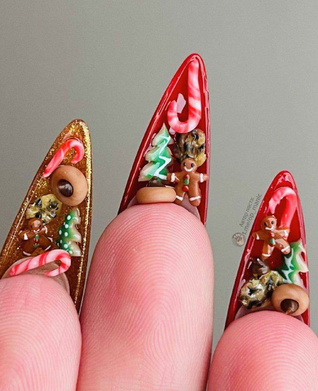 Макро‑съёмка ногтей с миниатюрными фигурками печенья, конфет и декоративных элементов на удлинённых ногтях, детализированный праздничный арт.