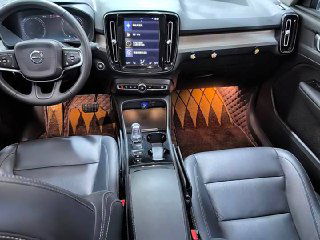 Интерьер Volvo XC40: передняя консоль, мультимедийный экран и кожаные кресла с декоративной подсветкой, фото для оценки состояния салона.