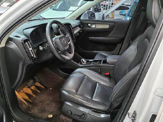 Водительское место Volvo XC40: руль, панель приборов и сиденье водителя в кожаной отделке, фото демонстрирует состояние и оснащение салона.