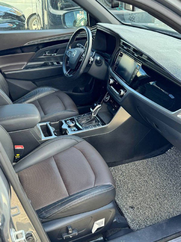 Общий вид интерьера SsangYong Korando: передние сиденья, центральная консоль, торпедо и пространство водительской зоны с комфортной отделкой