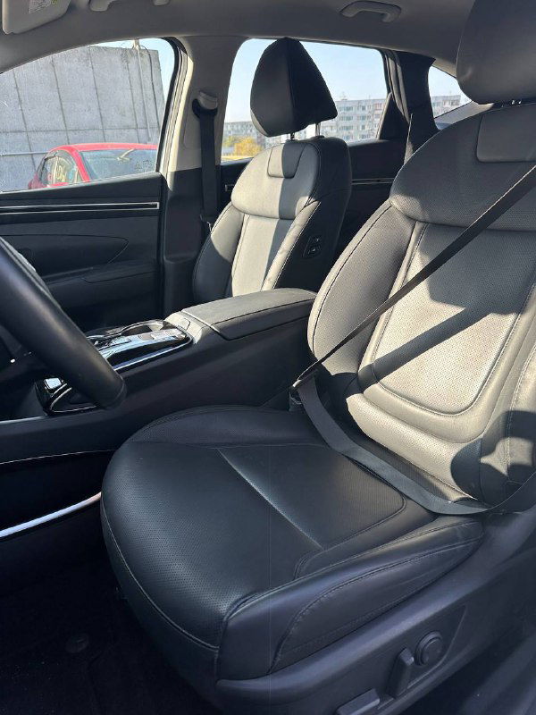 Передние кожаные сиденья Hyundai Tucson 2020 в хорошем состоянии: видны регулировки, подлокотник и обивка — полезно для клиента при проверке салона перед покупкой и отправкой.