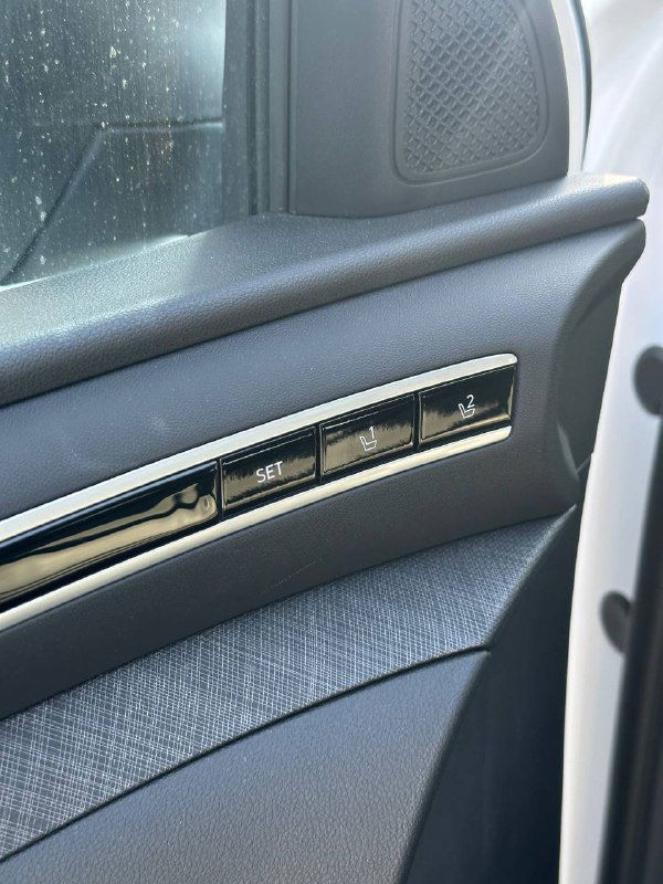 Крупный план панели двери Hyundai Tucson с кнопками памяти сидений и регулировки, отделка и фактура материалов видны для детальной оценки комплектации автомобиля.