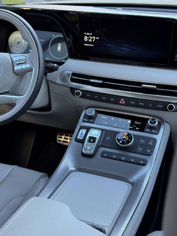 Центральная консоль Hyundai Palisade рестайлинг с большим дисплеем мультимедиа и кнопками управления — вид крупным планом на салон автомобиля.