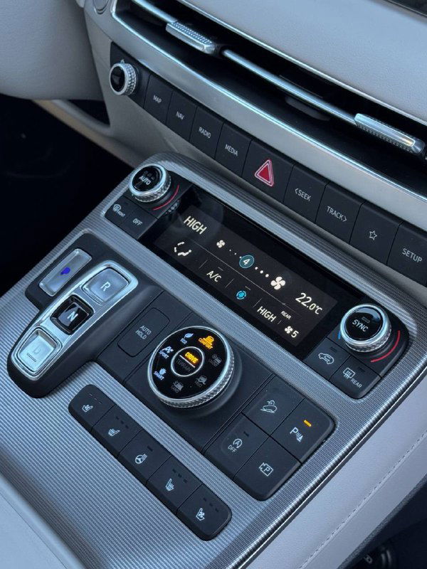 Детали блока климат-контроля и селектора управления на центральной панели Hyundai Palisade: эргономика, подсветка и отделочные материалы в интерьере.