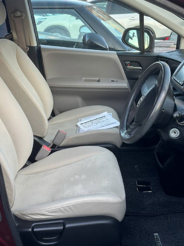 Передние сиденья Honda Freed: светлая тканевая обивка, вид кресел и ручных регулировок — фото для оценки состояния салона и посадки.