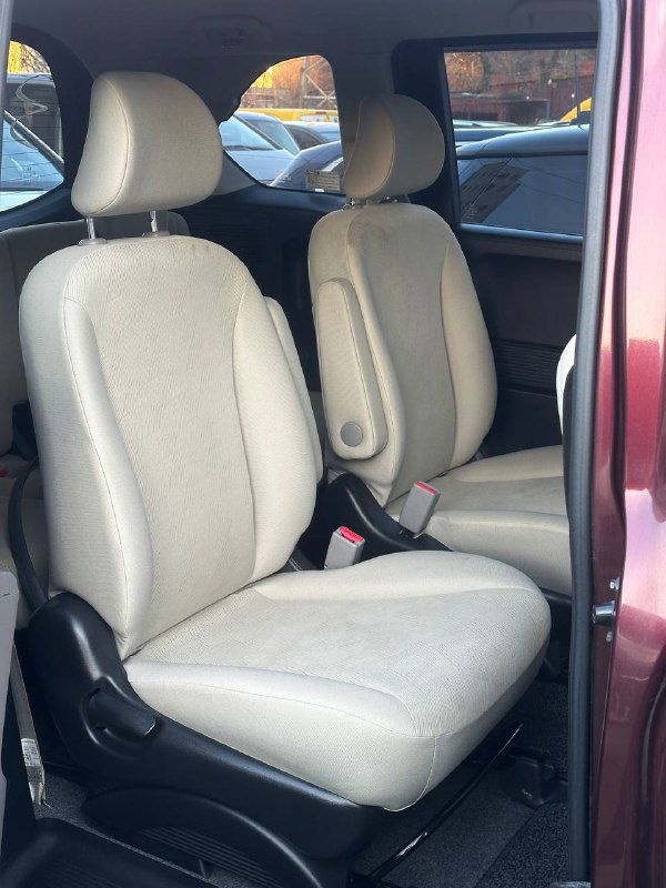 Второй ряд сидений Honda Freed: два отдельных кресла, тканевая обивка и пространство между рядами для оценки комфортности и целостности салона.