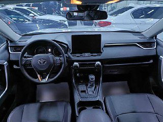 Интерьер Toyota Wildlander 2020: передняя панель, мультимедийный экран, руль и центральная консоль, видно состояние салона и приборную панель.