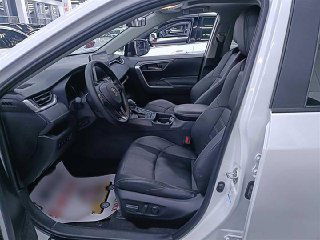 Профиль переднего пассажирского и водительского места Toyota Wildlander 2020 с открытой дверью — чёрная обивка сидений и элементы отделки двери видны чётко.