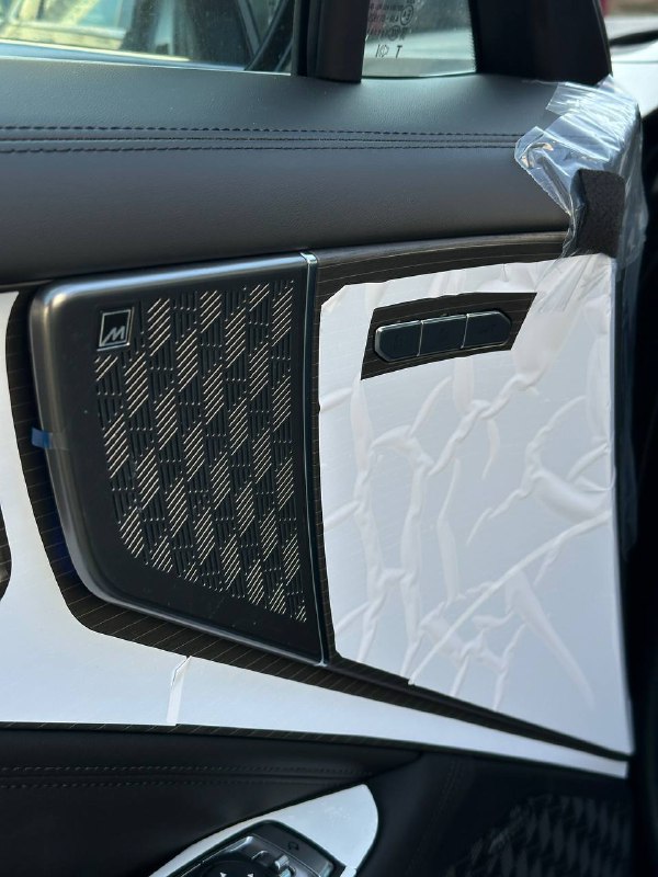 Декоративная панель двери KIA K8 Signature 2024: крупный план отделки двери, текстур и вставок, снимок подчёркивает стиль и материалы салона.