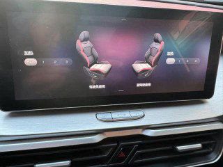 Экран мультимедиа Geely Coolray с интерфейсом настройки кресел и части приборной панели — крупный план центральной консоли и дисплея