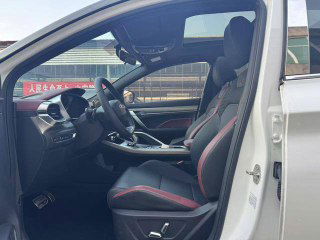 Передний салон Geely Coolray: рулевое колесо, переднее сиденье с декоративной прострочкой и элементы управления на центральной консоли