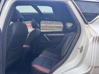 Задний ряд Geely Coolray: вид через открытую дверь на задние сиденья, пространство для ног и потолочный люк — состояние салона видимо хорошим