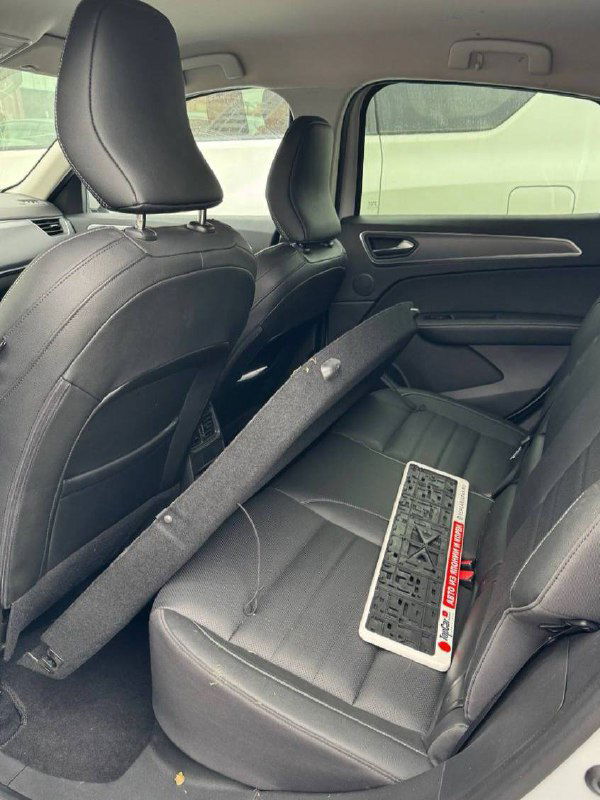 Задние сиденья Samsung XM3: вид на раскладывающееся заднее кресло, место для пассажиров и компактный багажник в городском окружении.