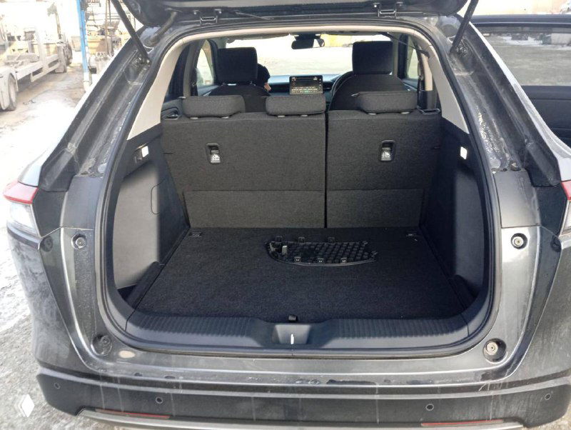 Багажник Honda Vezel 2021 открыт — показан объём и состояние грузового отделения, складывающаяся спинка и подготовка к доставке клиенту.