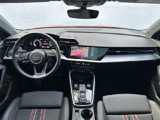 Салон Audi A3: панель приборов, мультимедиа-экран и руль; фото интерьера показывает торпедо и компоновку органов управления