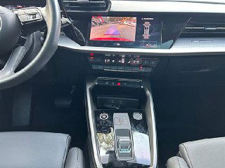 Мультимедиа-экран и центральный тоннель Audi A3, селектор передач и элементы управления климатом на центральной консоли