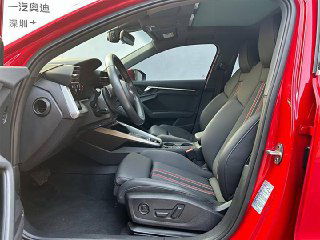 Передние сиденья Audi A3, вид со стороны водителя: кресла, боковая поддержка, отделка и элементы электрорегулировки