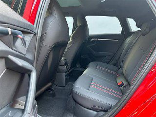 Задний ряд сидений Audi A3 — общий вид салона сзади, состояние обивки, пространство для ног и подлокотник