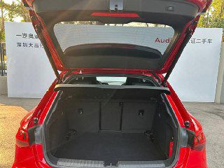 Багажник Audi A3 открыт — вид на грузовое пространство, отделку и посадочные места заднего ряда без груза