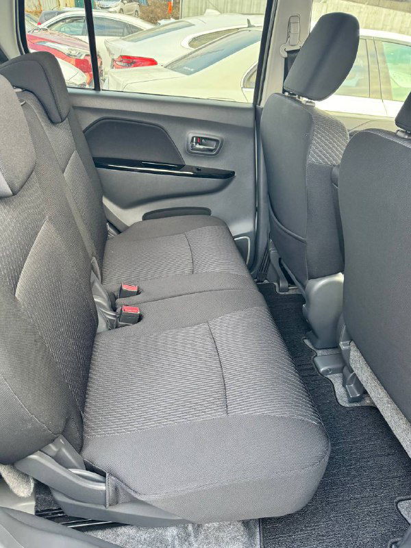 Задний ряд сидений Suzuki Wagon R: двухместный задний диван, состояние обивки и пространство для ног на фото.