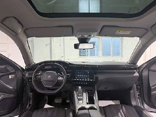 Интерьер Peugeot 508L — панорамная крыша, руль, центральная мультимедийная панель и селектор передач; салон в тёмных тонах, аккуратно сохранён.