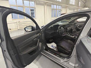 Открытая передняя дверь Peugeot 508L 2021 года — вид на водительскую сторону, руль, дверную панель и педали; демонстрация доступа и состояния салона.