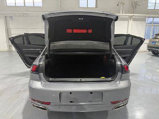 Открытый багажник Peugeot 508L 2021 года в выставочном зале; видно вместимость и чистую обшивку багажного отделения без инструментов и лишних предметов.