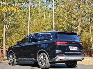 Задний ракурс чёрного Ford Equator на том же участке парковки; видны фонари, выхлопная часть и багажная дверь в контексте деревьев.