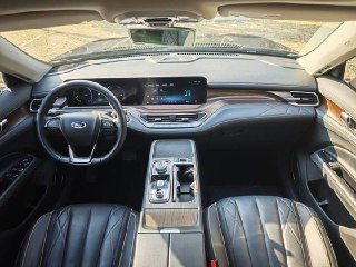 Салон Ford Equator: панель приборов, большой сенсорный экран, мультируль и центральная консоль с элементами управления и отделкой под дерево.