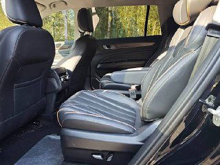 Передние и средние сиденья Ford Equator в крупном плане: чёрная кожаная обивка с декоративной строчкой и электропривод регулировок.