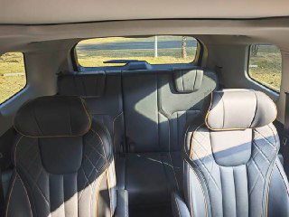 Второй и третий ряд сидений Ford Equator, вид на просторный салон и посадочные места; задний ряд складывается, видно обивку и подголовники.