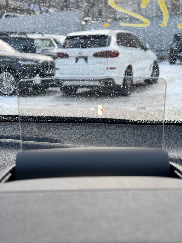 Вид через лобовое стекло на парковку и задние машины; фото с акцентом на обзорность и лобовое стекло салона Mitsubishi Eclipse Cross.