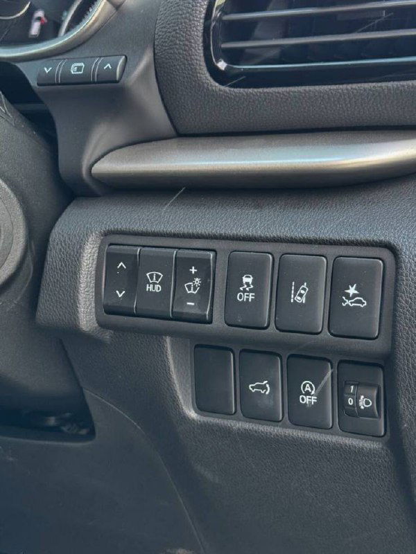 Панель с кнопками и блок управления в салоне Mitsubishi Eclipse Cross, вид слева от руля; фото демонстрирует набор систем помощи и включаемых опций.